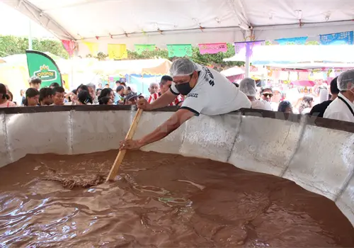 Llenan la j&iacute;cara de pozol m&aacute;s grande del mundo