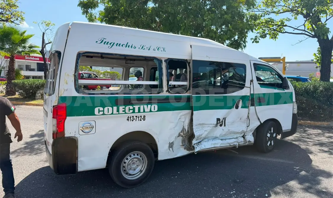 Una Urvan se impactó contra un transporte público, provocando que este último volcara. Ulises Villalobos / CP