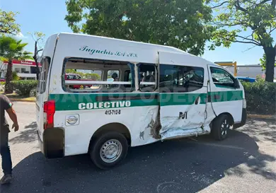 Urvan se estrella contra un colectivo y vuelca