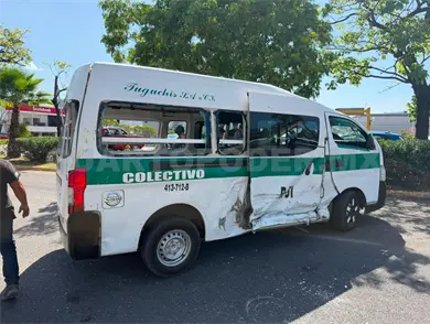 Urvan se estrella contra un colectivo y vuelca