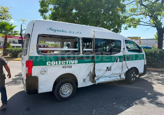 Urvan se estrella contra un colectivo y vuelca Urvan se estrella contra un colectivo y vuelca