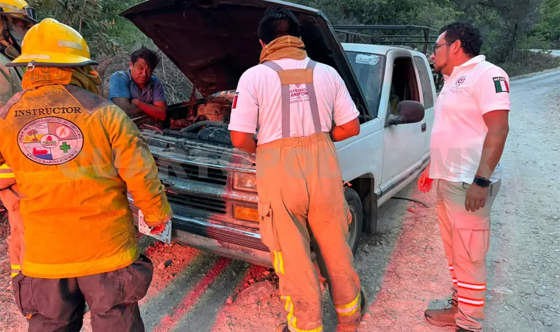 La pick up transportaba leña. Se incendió entre la colonia Chichimá Guadalupe y la ranchería Islapá. Juan Orel / CP