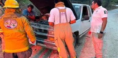 Se incendia camioneta en carretera de terracería Se incendia camioneta en carretera de terracería