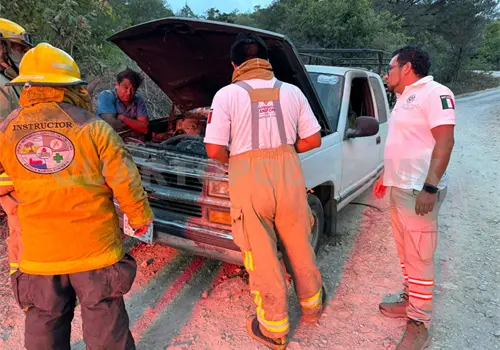 Se incendia camioneta en carretera de terracería Se incendia camioneta en carretera de terracería