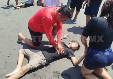 Rescatan a menores en riesgo de ahogarse