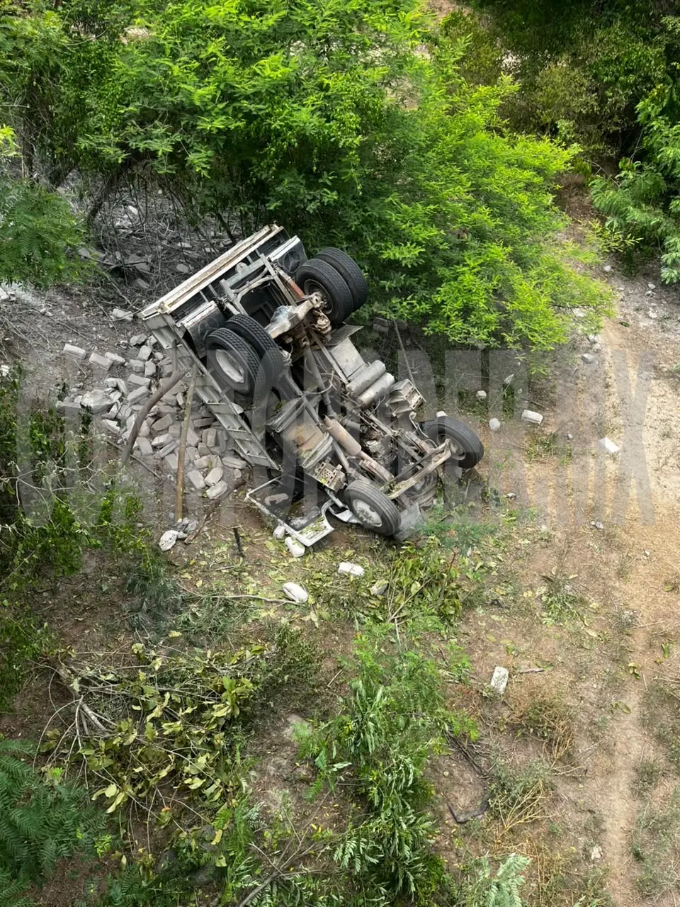 Le fallan los frenos y abandona la carretera