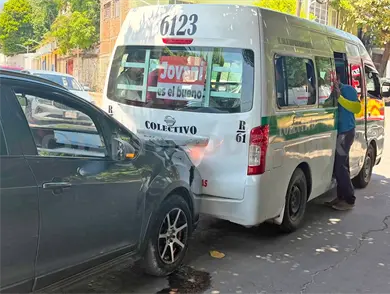 Cinco lesionados en colisi&oacute;n por alcance