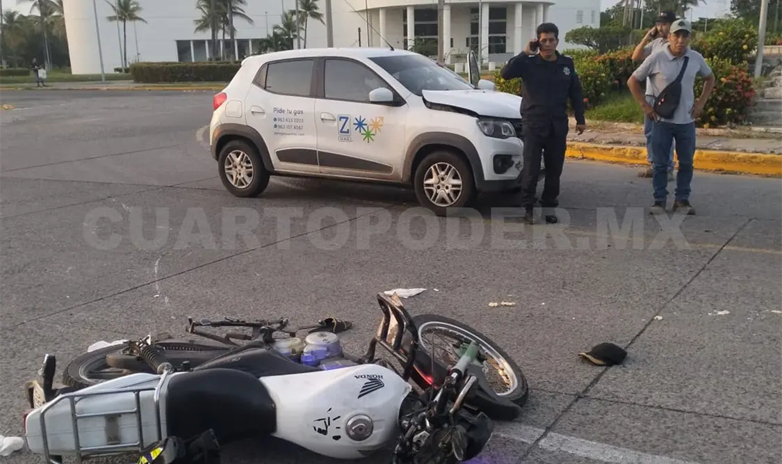 Hubo daños en la moto y en el Renault; la primera con partes plásticas desprendidas y el otro con el cofre levantado. Rafael Victorio / CP