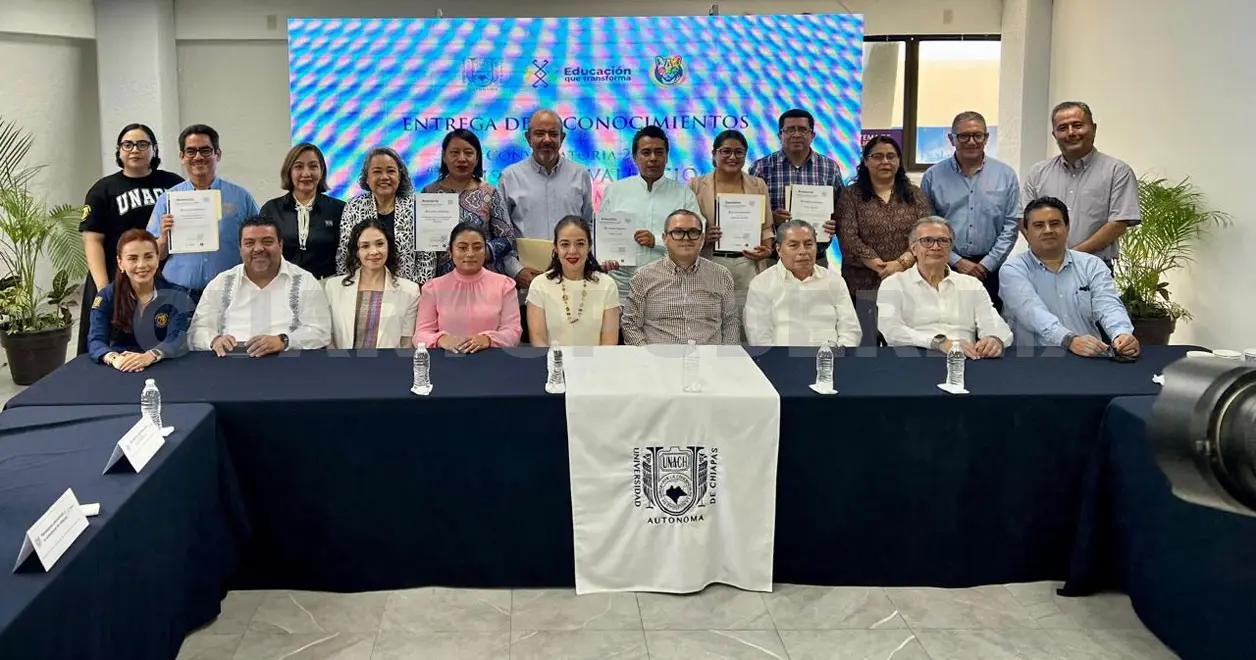 El rector felicitó a los investigadores de la Unach. Cortesía