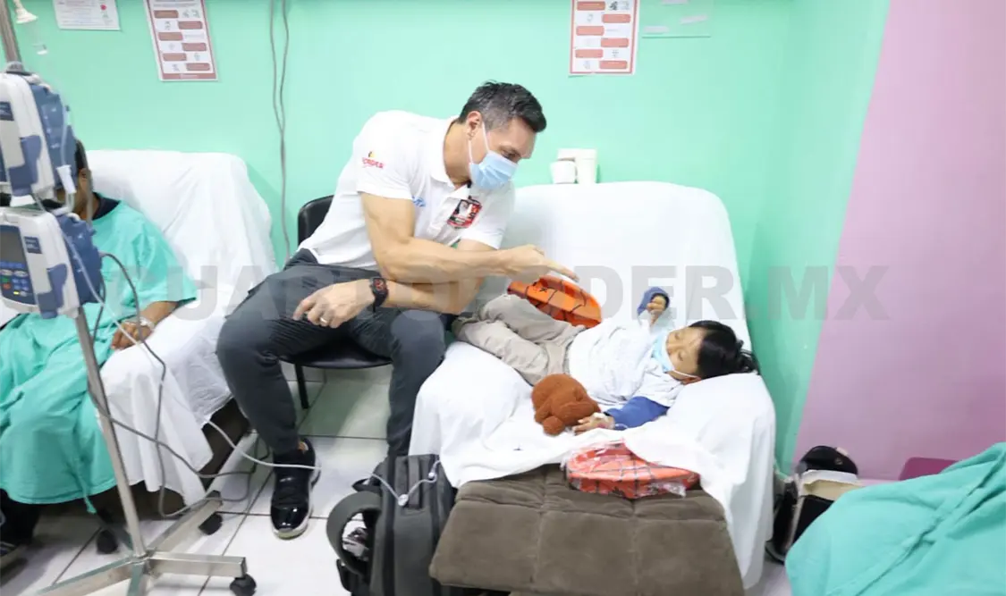 El deportista recorrió diversas áreas del hospital, en donde también obsequió pelotas y autógrafos. CP