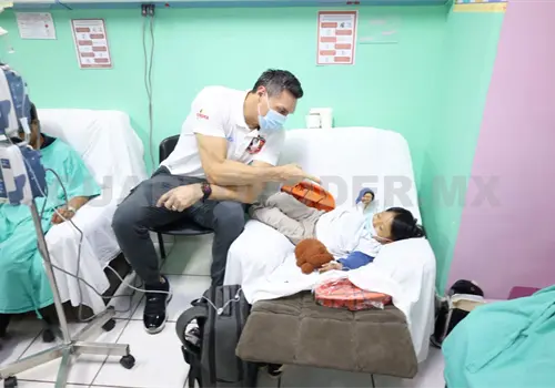Visita Eduardo N&aacute;jera a infantes del Pedi&aacute;trico