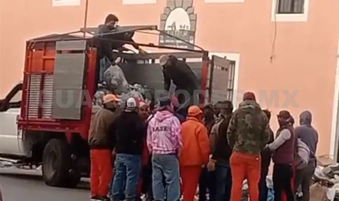 Grupos de personas fueron a aventar bolsas de basura Sutram. Cortesía
