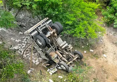 Le fallan los frenos y abandona la carretera Le fallan los frenos y abandona la carretera