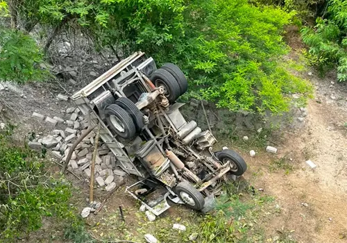 Le fallan los frenos y abandona la carretera