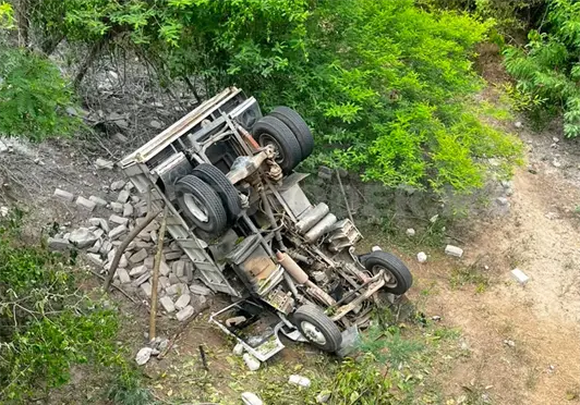 Le fallan los frenos y abandona la carretera
