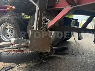 Motociclista se incrusta en un tractocamión Motociclista se incrusta en un tractocamión