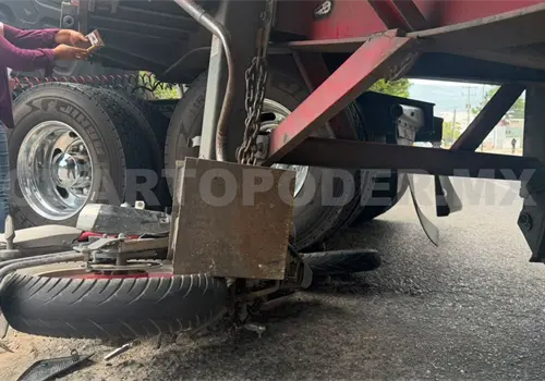 Motociclista se incrusta en un tractocami&oacute;n