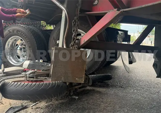 Motociclista se incrusta en un tractocami&oacute;n