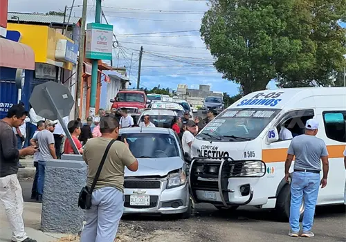 Automovilista se atraviesa y lo embiste un colectivo