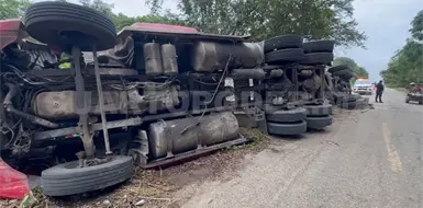 Socav&oacute;n provoca volcadura de tr&aacute;iler