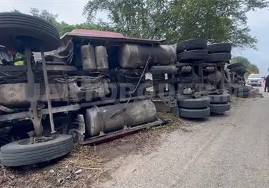 Socavón provoca volcadura de tráiler Socavón provoca volcadura de tráiler