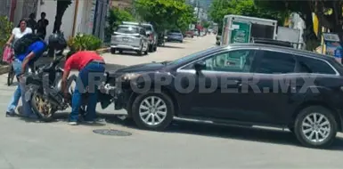 No respeta preferencia y choca con motocicleta