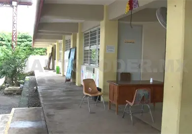 Escuelas carecen de intendentes y mobiliario
