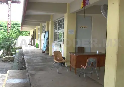 Escuelas carecen de intendentes y mobiliario