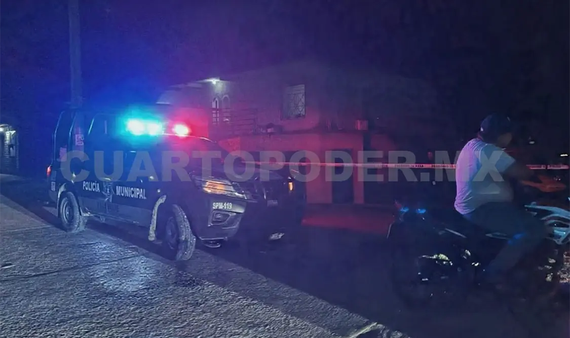 Elementos policiacos resguardaron una vivienda de la colonia Los Pinos, donde fue localizado un sujeto sin vida. Cortesía