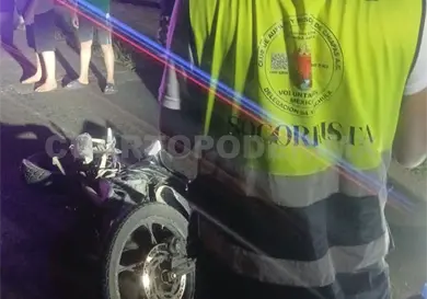 Derrapa en su moto al pasar mal un tope
