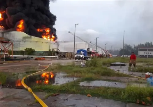 Labores de enfriamiento siguen en terminal mar&iacute;tima