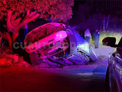 Familia a bordo de una camioneta cae en profunda zanja Familia a bordo de una camioneta cae en profunda zanja