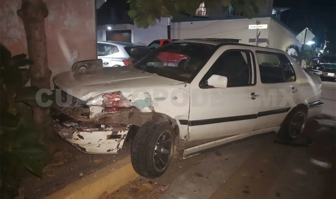 El Volkswagen Jetta salió proyectado contra un árbol al ser embestido por la camioneta. Rafael Victorio / CP