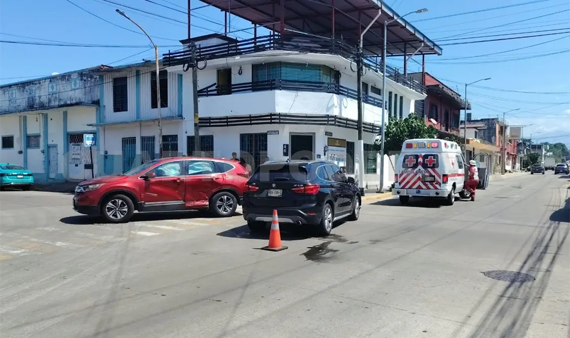 La camioneta de color rojo supuestamente se pasó la preferencia. Rafael Victorio / CP