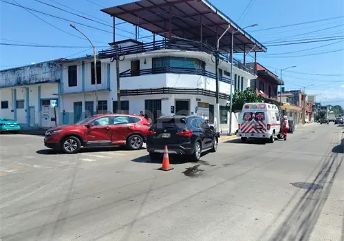 Encontronazo entre dos SUV deja cinco heridos Encontronazo entre dos SUV deja cinco heridos