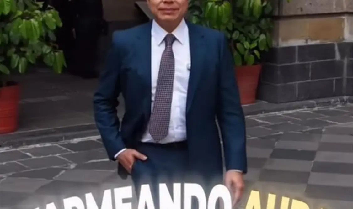 En la grabación se ve al funcionario parado en medio del patio central de la sede de la SEP en Ciudad de México. Cortesía
