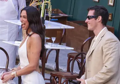 Callum Turner, feliz junto a Dua Lipa Callum Turner, feliz junto a Dua Lipa