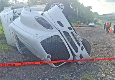 Vuelca tráiler en la Curva del Diablo; evitan rapiña Vuelca tráiler en la Curva del Diablo; evitan rapiña