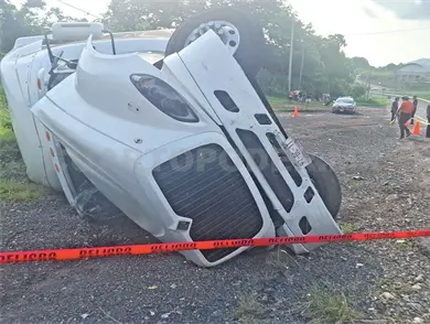Vuelca tr&aacute;iler en la Curva del Diablo; evitan rapi&ntilde;a
