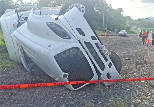 Vuelca tráiler en la Curva del Diablo; evitan rapiña Vuelca tráiler en la Curva del Diablo; evitan rapiña