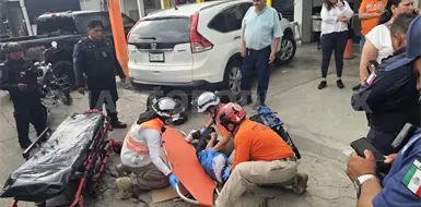 Moto trata de rebasar y atropella a adolescente Moto trata de rebasar y atropella a adolescente