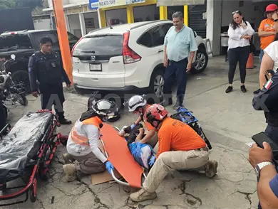 Moto trata de rebasar y atropella a adolescente