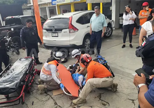 Moto trata de rebasar y atropella a adolescente