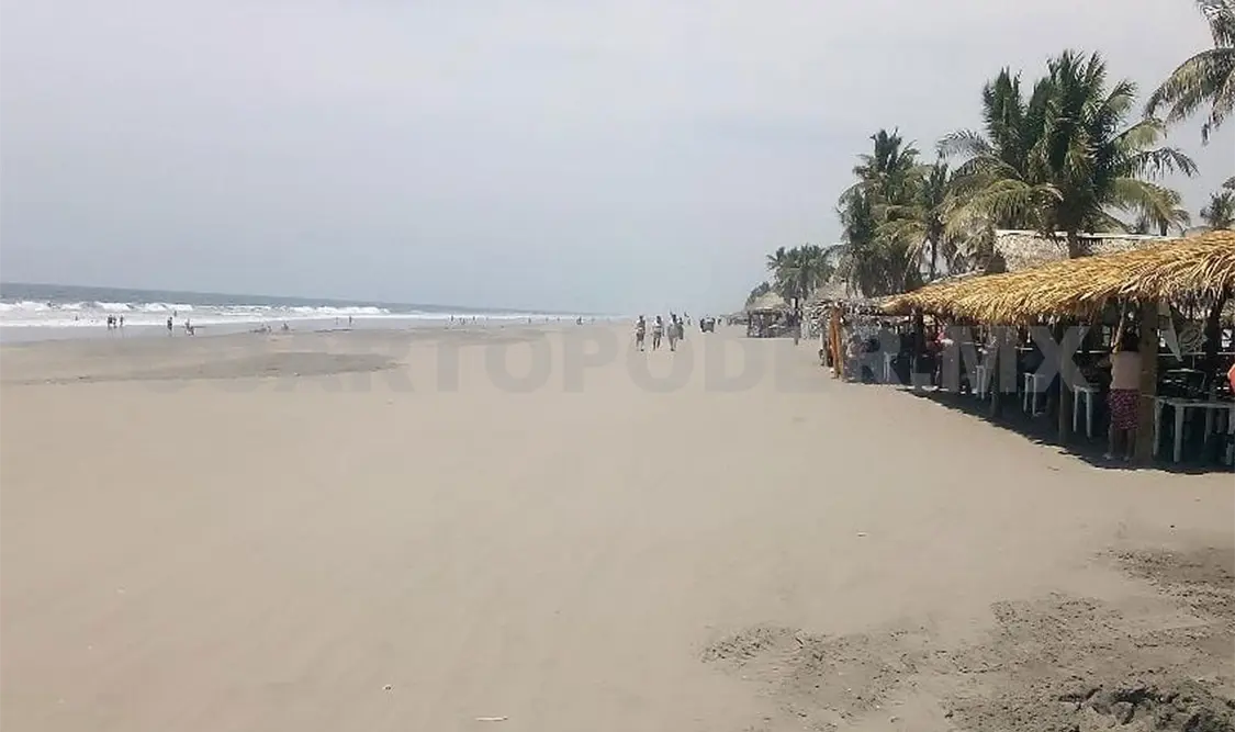 Salvavidas participaron en el rescate de dos personas que se alejaron demasiado de la orilla y no podían regresar. Noel Vázquez / CP
