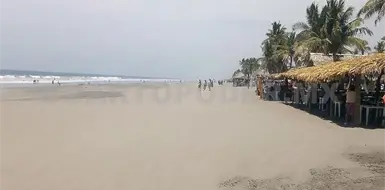 Rescatan a bañistas arrastrados por mar Rescatan a bañistas arrastrados por mar