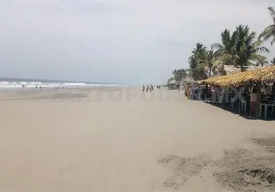 Rescatan a bañistas arrastrados por mar Rescatan a bañistas arrastrados por mar