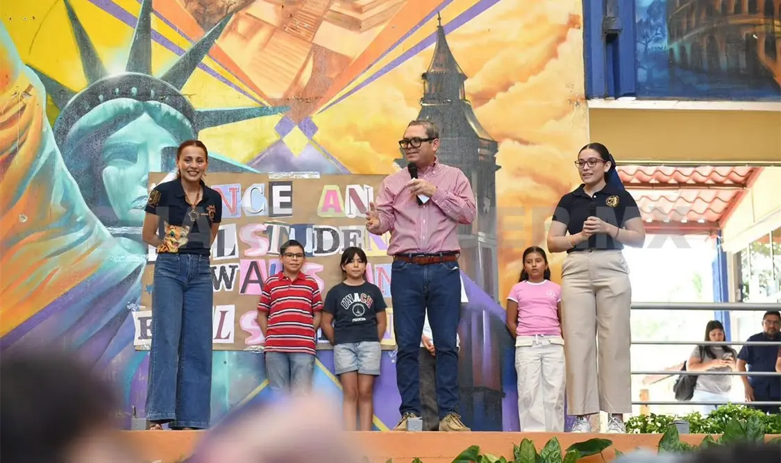 El rector felicitó a las y los niños que dedican parte de su tiempo al aprendizaje de un nuevo idioma. Cortesía