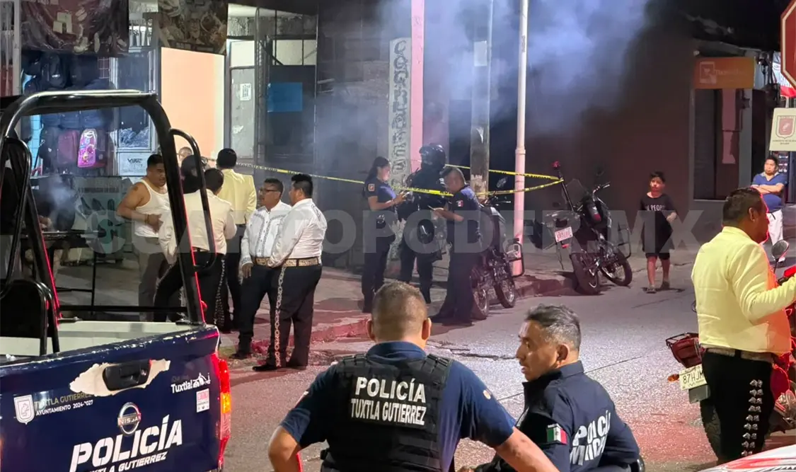 Policías acordonaron la habitación mientras personal de Servicios Periciales llevaba a cabo las pesquisas. Ulises Villalobos / CP