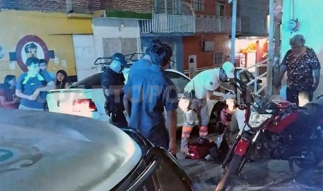 El menor de edad se golpeó fuertemente contra el pavimento, después de perder el control de la motocicleta. CP