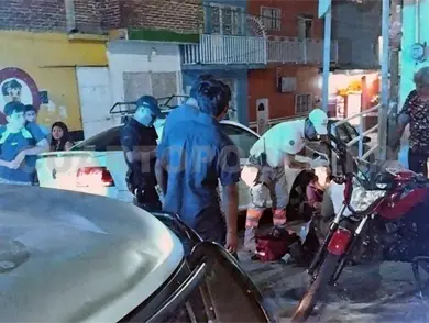Menor de edad en moto termina hospitalizado